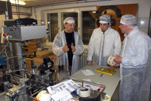Ronny Wähner, MdL und Clemens Lötzsch, CDU-Bürgermeisterkandidat in Crottendorf, besuchen die Grenzwald Destillation GmbH.