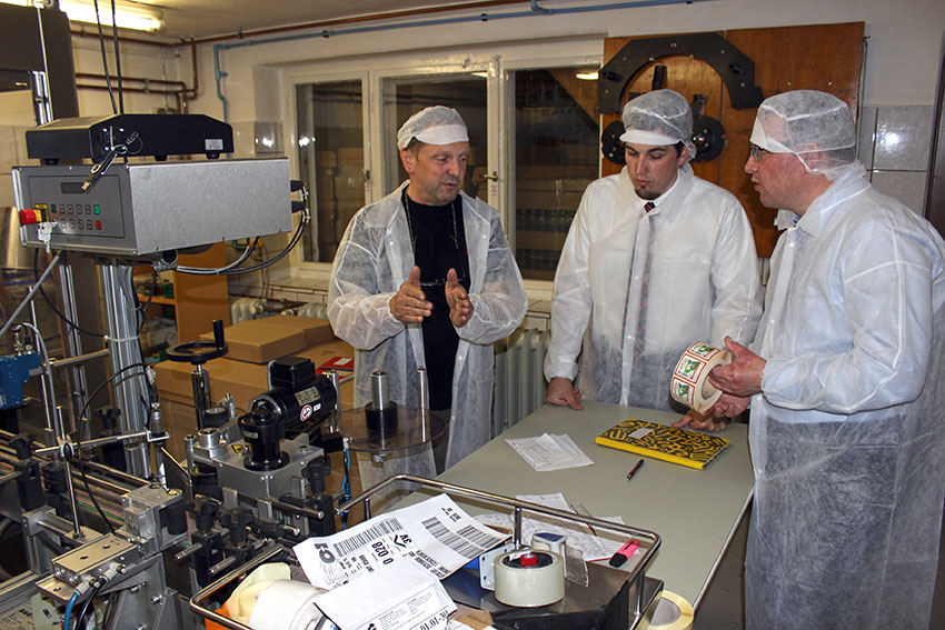 Ronny Wähner, MdL und Clemens Lötzsch, CDU-Bürgermeisterkandidat in Crottendorf, besuchen die Grenzwald Destillation GmbH.