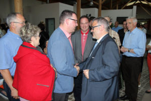 MdL Ronny Wähner gratuliert Frank Vogel zum Wahlsieg.