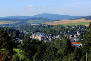Das Sehmatal mit Fichtelberg und Keilberg im Hintergrund.