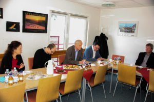 Gemeinsam mit seinem Kollegen Wolf Dietrich Rost, besuchte Ronny Wähner am 8. Dezemberdie Eliteschule des Wintersports in Oberwiesenthal. Foto: Dieter Flade