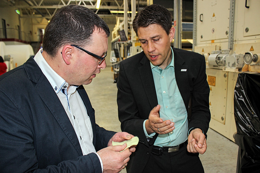 Ronny Wähner und Norafin Geschäftsführer André Lang beim Firmenbesuch in Mildenau.