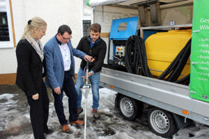 Ronny Wähner und Berit Schiefer bei der VIS Bautechnik GmbH Schönfeld mit Geschäftsführer Tino Stobbe.