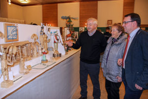 Wolfgang Süß, Vorsitzender des Schnitzvereines, Kathrina Dörfler, Vorsitzende des Klöppelvereines und Bürgermeister Ronny Wähner, zu Eröffnung des diesjährigen Schnitz- und Klöppelausstellung in Königswalde.