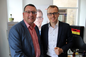 Ronny Wähner (l.) zur Eröffnung des Bürgerbüros bei Alexander Krauß.