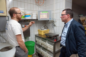 Ronny Wähner mit Tobias Nönnig in der Bäckerei Nönnig in Ehrenfriedersdorf.