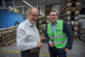 Der kaufmännische Leiter, Michael Langer, führt durch die Produktion.
