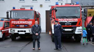 Übergabe des neuen "Gerätewagen Logistik 2" von Bürgermeister Ronny Wähner (l.) an den Wehrleiter der FFW-Königswalde Steffen Mroske. Foto: Stefan Mielke