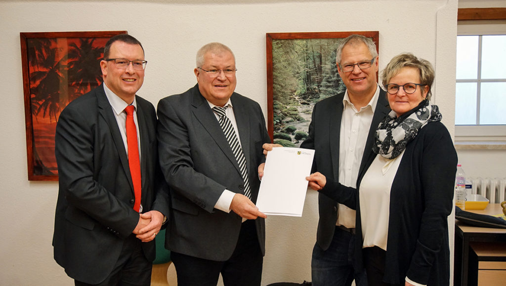 Bild v.l.n.r.: MdL Ronny Wähner (CDU), Kultus-Staatssekretär Herbert Wolf, Bürgermeister Olaf Oettel, Schulleiterin Simone Seibt.