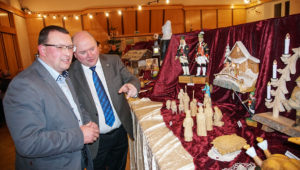 Ronny Wähner (l.) zur Eröffnung der Schnitz- und Klöppelausstellung in Mildenau.
