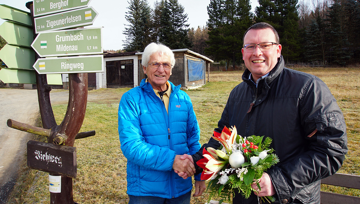 Glückwünsche an Fritz Schnalbel, der seit 20 Jahren ehrenamtlicher Ortswegewart in Königswalde ist.