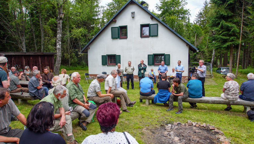 Waldgespräch an der „Hütte Wilder Jäger" bei Satzung.