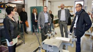 Kultusminister Christian Piwarz (Mitte) beim CJD in Neundorf.