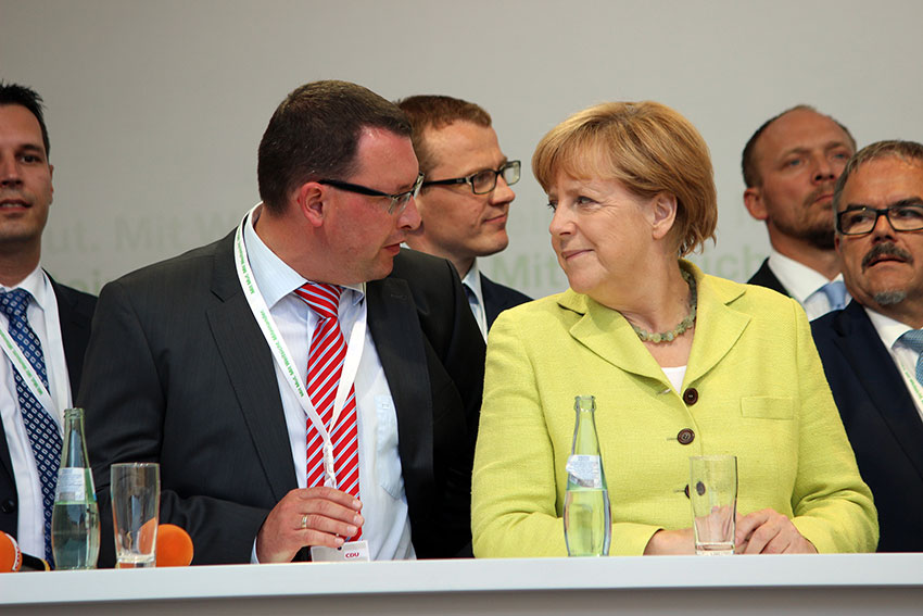 Ronny Wähner und Bundeskanzlerin Angela Merkel in Annaberg-Buchholz. Foto: Chris Bergau