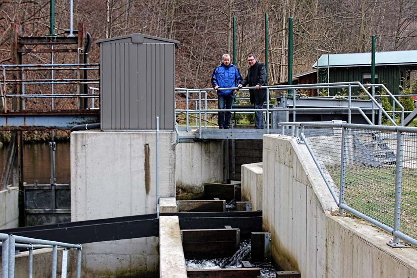MdL Ronny Wähner bei der Besichtigung einer Wasserkraftanlage.