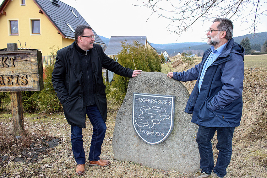 Ronny Wähner und Bürgermeister Christoph Neubert am "Mittelpunkt" des Erzgebirgskreises.