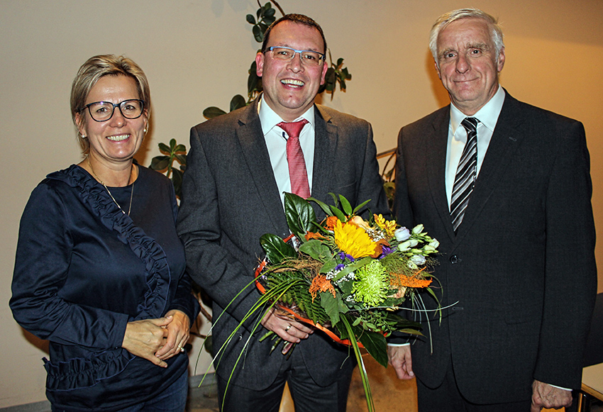 Sachsens Sozialministerin Barbara Klepsch und Landtagskollege Thomas Colditz gratulieren Ronny Wähner (Mitte) zu seiner Nominierung als Landtagskandidat.