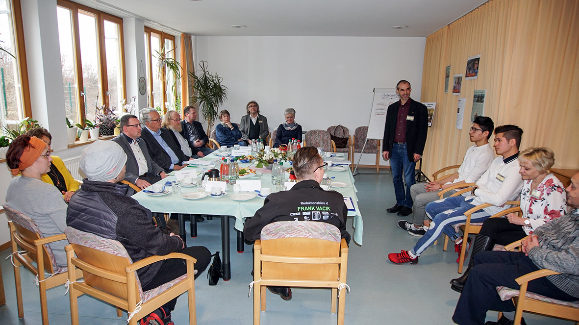 Der Sächsische Ausländerbeauftragte Geert Mackenroth besuchte das Altenpflegeheim Sankt Anna in Annaberg-Buchholz.