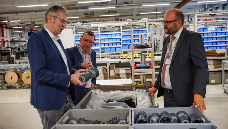 Staatsminister Piwarz (rechts) beim Besuch der Firma MENNEKES in Neudorf.