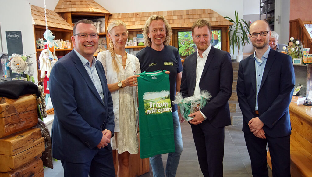 Michael Kretschmer, Ronny Wähner und Bürgermeister Thomas Mauersberger zu Besuch im Sanitätshaus Augustin in Thum.