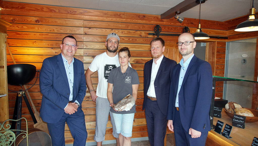 Michael Kretschmer, Ronny Wähner und Bürgermeister Thomas Mauersberger zu Besuch bei den "Brotpiraten" in Thum.