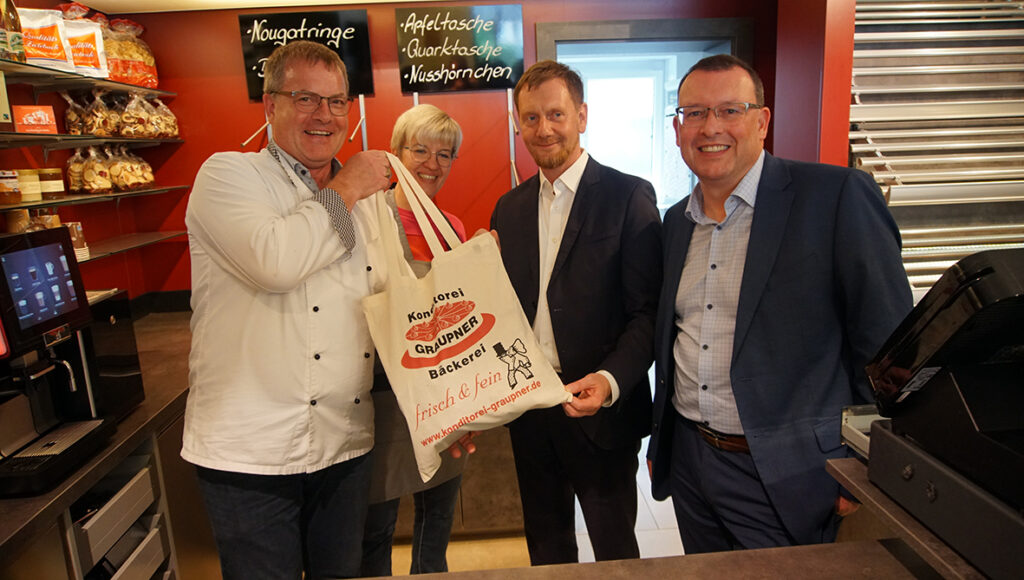 Michael Kretschmer, Ronny Wähner und Bürgermeister Thomas Mauersberger zu Besuch in der Bäckerei Graupner in Thum.