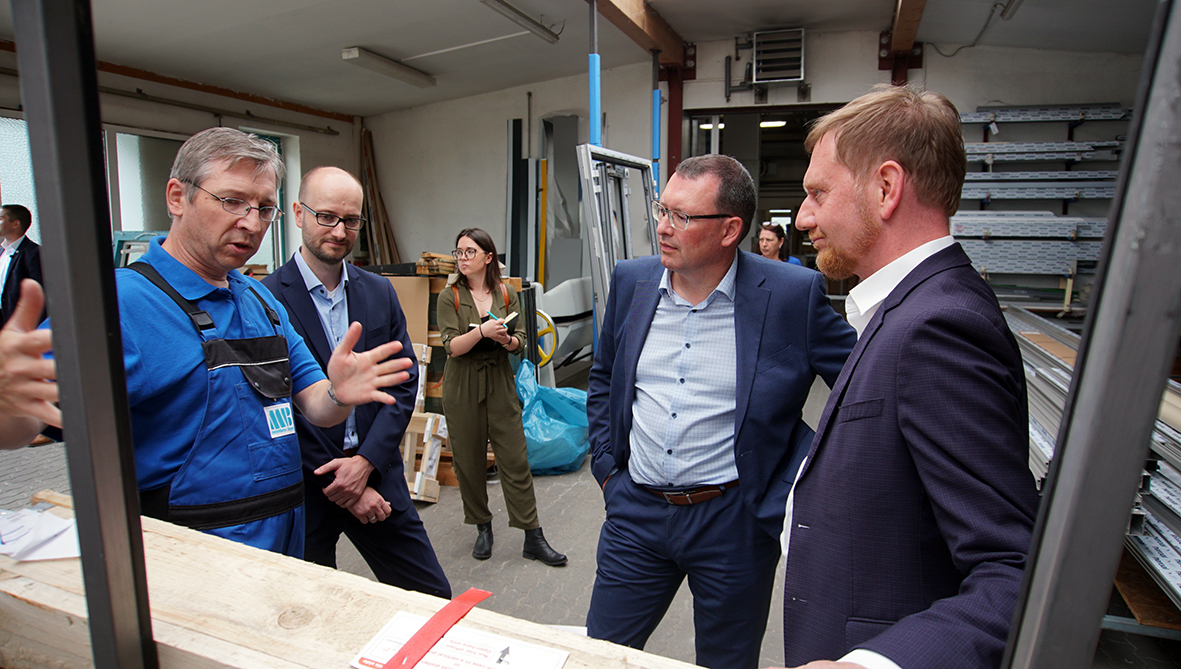 Michael Kretschmer, Ronny Wähner und Bürgermeister Thomas Mauersberger zu Besuch bei Metallbau Bernt in Thum.